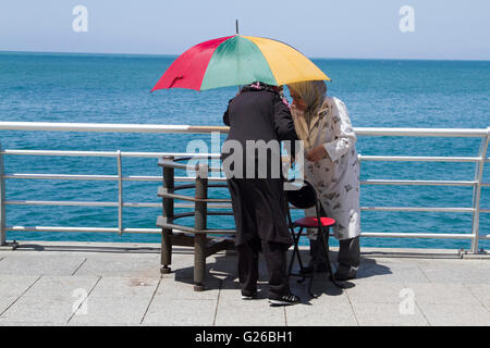 Beirut, Libano. Il 25 maggio 2016. Persone godetevi il sole presso il lungomare in un giorno caldo nella capitale libanese Credito: amer ghazzal/Alamy Live News Foto Stock