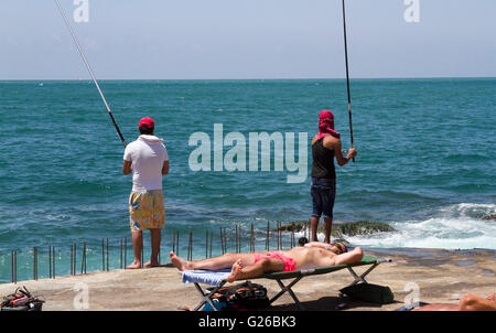 Beirut, Libano. Il 25 maggio 2016. Persone godetevi il sole presso il lungomare in un giorno caldo nella capitale libanese Credito: amer ghazzal/Alamy Live News Foto Stock