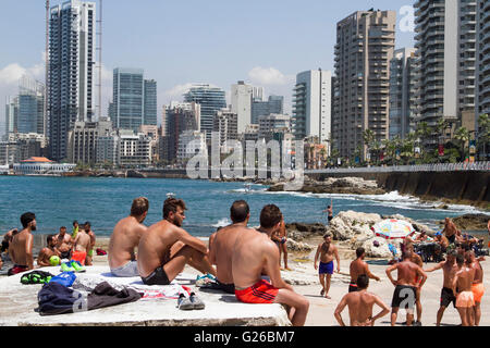 Beirut, Libano. Il 25 maggio 2016. Persone godetevi il sole presso il lungomare in un giorno caldo nella capitale libanese Credito: amer ghazzal/Alamy Live News Foto Stock