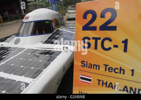 Thailandia. 25 Maggio, 2016. Dopo aver effettuato la giunzione sul World Solar Challenge 2015 gara in Australia. Siam College Tecnologico mostrano il primo innovativo auto solare STC-1 in Thailandia durante la conferenza stampa in occasione della Giornata mondiale dell'ambiente. Credito: Vichan Poti/Pacific Press/Alamy Live News Foto Stock