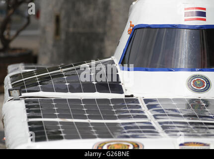 Thailandia. 25 Maggio, 2016. Dopo aver effettuato la giunzione sul World Solar Challenge 2015 gara in Australia. Siam College Tecnologico mostrano il primo innovativo auto solare STC-1 in Thailandia durante la conferenza stampa in occasione della Giornata mondiale dell'ambiente. Credito: Vichan Poti/Pacific Press/Alamy Live News Foto Stock