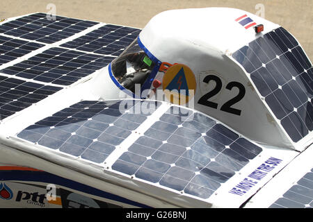 Thailandia. 25 Maggio, 2016. Dopo aver effettuato la giunzione sul World Solar Challenge 2015 gara in Australia. Siam College Tecnologico mostrano il primo innovativo auto solare STC-1 in Thailandia durante la conferenza stampa in occasione della Giornata mondiale dell'ambiente. Credito: Vichan Poti/Pacific Press/Alamy Live News Foto Stock