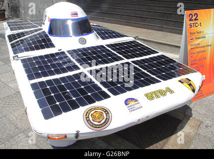 Thailandia. 25 Maggio, 2016. Dopo aver effettuato la giunzione sul World Solar Challenge 2015 gara in Australia. Siam College Tecnologico mostrano il primo innovativo auto solare STC-1 in Thailandia durante la conferenza stampa in occasione della Giornata mondiale dell'ambiente. Credito: Vichan Poti/Pacific Press/Alamy Live News Foto Stock