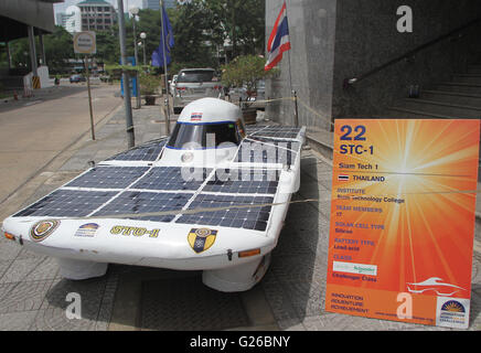 Thailandia. 25 Maggio, 2016. Dopo aver effettuato la giunzione sul World Solar Challenge 2015 gara in Australia. Siam College Tecnologico mostrano il primo innovativo auto solare STC-1 in Thailandia durante la conferenza stampa in occasione della Giornata mondiale dell'ambiente. Credito: Vichan Poti/Pacific Press/Alamy Live News Foto Stock