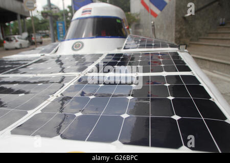 Thailandia. 25 Maggio, 2016. Dopo aver effettuato la giunzione sul World Solar Challenge 2015 gara in Australia. Siam College Tecnologico mostrano il primo innovativo auto solare STC-1 in Thailandia durante la conferenza stampa in occasione della Giornata mondiale dell'ambiente. Credito: Vichan Poti/Pacific Press/Alamy Live News Foto Stock