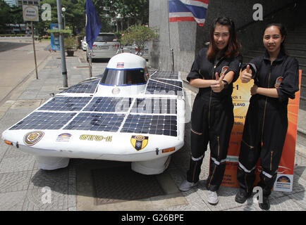 Thailandia. 25 Maggio, 2016. Dopo aver effettuato la giunzione sul World Solar Challenge 2015 gara in Australia. Siam College Tecnologico mostrano il primo innovativo auto solare STC-1 in Thailandia durante la conferenza stampa in occasione della Giornata mondiale dell'ambiente. Credito: Vichan Poti/Pacific Press/Alamy Live News Foto Stock