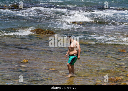 Beirut, Libano. Il 25 maggio 2016. Persone godetevi il sole presso il lungomare in un giorno caldo nella capitale libanese Credito: amer ghazzal/Alamy Live News Foto Stock