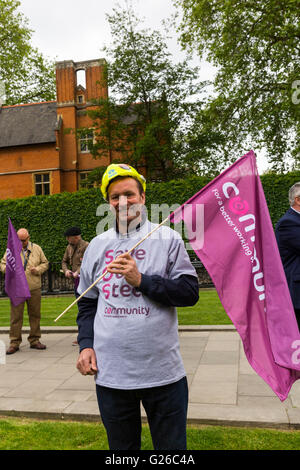 Westminster, Londra, Regno Unito. Il 25 maggio 2016. Maggio 25th. GMB, come pure altri industria siderurgica i sindacati dei lavoratori in acciaio e affiliati marzo a Westminster per protesta contro il governo per la gestione della crisi l'industria siderurgica britannica ha. Credito: Imageplotter News e sport/Alamy Live News Foto Stock