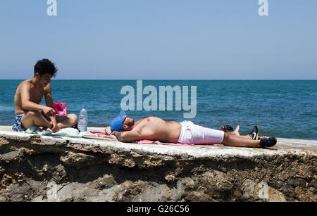 Beirut, Libano. Il 25 maggio 2016. Persone godetevi il sole presso il lungomare in un giorno caldo nella capitale libanese Credito: amer ghazzal/Alamy Live News Foto Stock