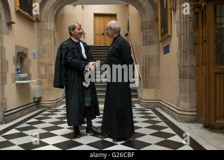 Edinburgh, Regno Unito. Il 25 maggio 2016. Assemblea generale della Chiesa di Scozia 2016 Edimburgo. La maggior parte Revd e Rt Hon Justin Welby, Arcivescovo di Canterbury (R) è diventato il primo capo della chiesa di Inghilterra per prendere parte a un dibattito in Assemblea Generale della Chiesa di Scozia. Visto qui con moderatore Rt Rev Dr Russell Barr Credit: Andrew O'Brien/Alamy Live News Foto Stock