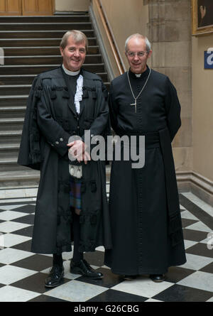 Edinburgh, Regno Unito. Il 25 maggio 2016. Assemblea generale 2016 Edimburgo. La maggior parte Revd e Rt Hon Justin Welby, Arcivescovo di Canterbury (R) è diventato il primo capo della chiesa di Inghilterra per prendere parte a un dibattito in Assemblea Generale della Chiesa di Scozia. Visto qui con moderatore Rt Rev Dr Russell Barr Credit: Andrew O'Brien/Alamy Live News Foto Stock