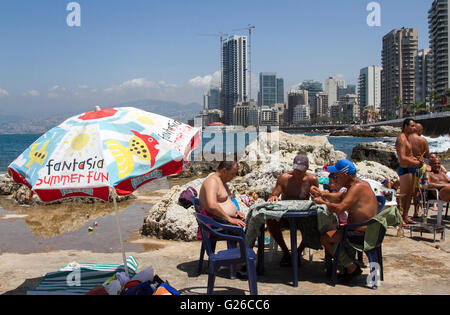 Beirut, Libano. Il 25 maggio 2016. Persone godetevi il sole presso il lungomare in un giorno caldo nella capitale libanese Credito: amer ghazzal/Alamy Live News Foto Stock