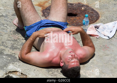 Beirut, Libano. Il 25 maggio 2016. Persone godetevi il sole presso il lungomare in un giorno caldo nella capitale libanese Credito: amer ghazzal/Alamy Live News Foto Stock