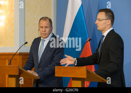 Budapest, Ungheria. 25 Maggio, 2016. Visita Ministro degli Esteri russo Sergey Lavrov (L) e ungherese degli Affari esteri e ministro del Commercio Peter Szijjarto partecipare ad una conferenza stampa a Budapest, Ungheria, 25 maggio 2016. © Attila Volgyi/Xinhua/Alamy Live News Foto Stock