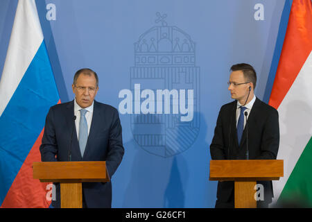 Budapest, Ungheria. 25 Maggio, 2016. Visita Ministro degli Esteri russo Sergey Lavrov (L) e ungherese degli Affari esteri e ministro del Commercio Peter Szijjarto partecipare ad una conferenza stampa a Budapest, Ungheria, 25 maggio 2016. © Attila Volgyi/Xinhua/Alamy Live News Foto Stock