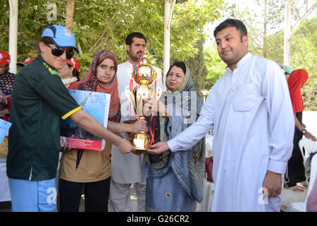 Quetta, Pakistan. 25 Maggio, 2016. Asif Langau dal Balochistan Scheda di sport e principale Govt grado ragazze college cant Noor Jahan dando trophy al team vincitore brawery road ragazze college dopo la partita finale di immettere le ragazze dei collegi cricket torneo organizzato da sport Balochistan bordo in grado ragazze college Cant. Credit: Din Muhammad Watanpaal ZMA/foto/Alamy Live News Foto Stock