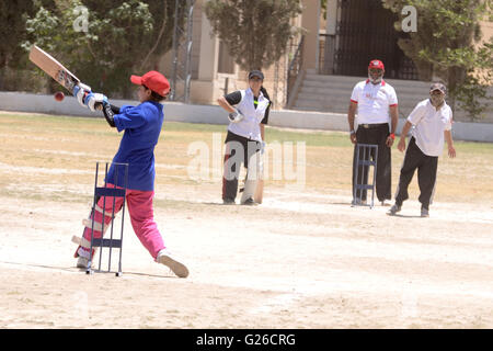 Quetta, Pakistan. 25 Maggio, 2016. Il lettore dalla strada Kawari ragazze College cercando di colpire un colpo durante il match finale di immettere le ragazze dei collegi cricket torneo organizzato da sport Balochistan bordo in grado ragazze college Cant. Credit: Din Muhammad Watanpaal ZMA/foto/Alamy Live News Foto Stock