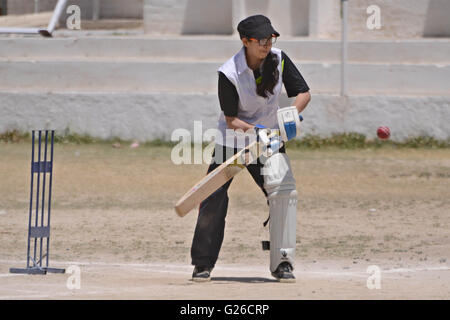 Quetta, Pakistan. 25 Maggio, 2016. Il lettore dalla strada Kawari ragazze College cercando di colpire un colpo durante il match finale di immettere le ragazze dei collegi cricket torneo organizzato da sport Balochistan bordo in grado ragazze college Cant. Credit: Din Muhammad Watanpaal ZMA/foto/Alamy Live News Foto Stock