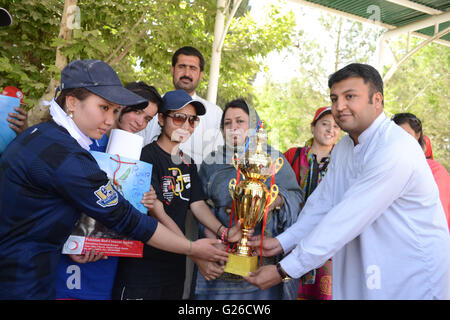 Quetta, Pakistan. 25 Maggio, 2016. Asif Langau dal Balochistan Scheda di sport e principale Govt grado ragazze college cant Noor Jahan dando al Trofeo Runner team strada brawery ragazze college dopo la partita finale di immettere le ragazze dei collegi cricket torneo organizzato da sport Balochistan bordo in grado ragazze college Cant. Credit: Din Muhammad Watanpaal ZMA/foto/Alamy Live News Foto Stock