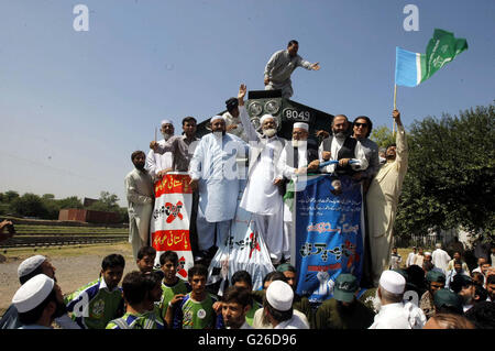 Jamat-e-Islami (JI) Capo, Siraj-ul-Haq insieme con gli altri dirigenti e sostenitori che partecipano alla corruzione libera il Pakistan treno Marzo a Cantt Stazione ferroviaria nella città di Peshawar Mercoledì, 25 maggio 2016. Foto Stock