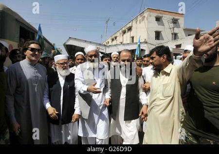 Jamat-e-Islami (JI) Capo, Siraj-ul-Haq insieme con gli altri dirigenti e sostenitori che partecipano alla corruzione libera il Pakistan treno Marzo a Cantt Stazione ferroviaria nella città di Peshawar Mercoledì, 25 maggio 2016. Foto Stock