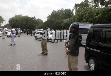 I funzionari di polizia scortare il veicolo durante il controllo di scatto e operazione contro lo schermo nero documenti incollati su windows di vetture, all Hotel Metropole a Karachi il mercoledì 25 maggio, 2016. Foto Stock