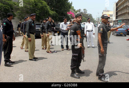 I funzionari di polizia scortare il veicolo durante il controllo di scatto e operazione contro lo schermo nero documenti incollati su windows di vetture, all Hotel Metropole a Karachi il mercoledì 25 maggio, 2016. Foto Stock