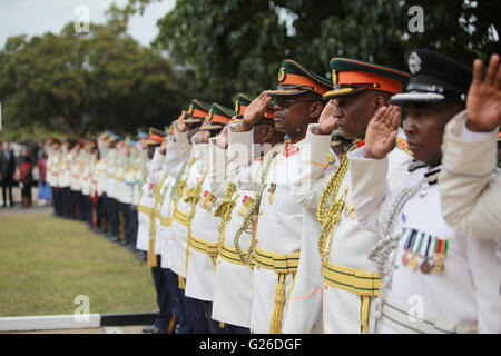 Lusaka nello Zambia. 25 Maggio, 2016. Ufficiali e soldati omaggio alla statua della libertà durante una ghirlanda-posa cerimonia in onore dei caduti combattenti per la libertà a Lusaka, capitale dello Zambia, 25 maggio 2016. Lo Zambia ha commemorato il Africa Freedom Day in colorate celebrazioni. © Peng Lijun/Xinhua/Alamy Live News Foto Stock