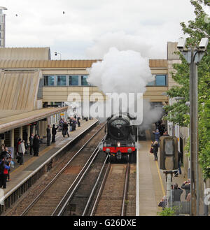 Feltham, Hounslow, London, Regno Unito. Il 25 maggio 2016. Il Flying Scotsman ondeggianti del vapore che passa attraverso la stazione di Feltham, Londra, Regno Unito. Questo era sulla gamba verso l'esterno di un viaggio da Londra Victoria sud a Guildford, attraverso le colline del Surrey e ritornare a Londra via Croydon. Credito: Julia Gavin UK/Alamy Live News Foto Stock