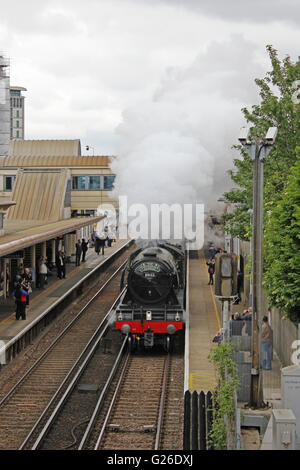 Feltham, Hounslow, London, Regno Unito. Il 25 maggio 2016. Il Flying Scotsman ondeggianti del vapore che passa attraverso la stazione di Feltham, Londra, Regno Unito. Questo era sulla gamba verso l'esterno di un viaggio da Londra Victoria sud a Guildford, attraverso le colline del Surrey e ritornare a Londra via Croydon. Credito: Julia Gavin UK/Alamy Live News Foto Stock