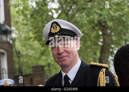 Londra, UK, 25 maggio 2015, Senior addetto militare assiste l'ONU Peacekeeper memoriale di servizio presso il Cenotafio, Londra Credito: Ian Davidson/Alamy Live News Foto Stock