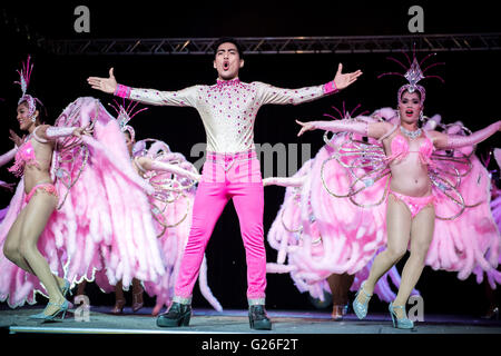 Sydney, Australia. 25 Maggio, 2016. Ladyboys durante la Thailandia Ladyboy Superstars Cabaret foto chiamata prima della loro performance nei Cabaret Big Top di Fox Studios. Credito: Hugh Peterswald/Pacific Press/Alamy Live News Foto Stock
