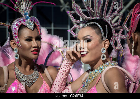 Sydney, Australia. 25 Maggio, 2016. Ladyboys durante la Thailandia Ladyboy Superstars Cabaret foto chiamata prima della loro performance nei Cabaret Big Top di Fox Studios. Credito: Hugh Peterswald/Pacific Press/Alamy Live News Foto Stock