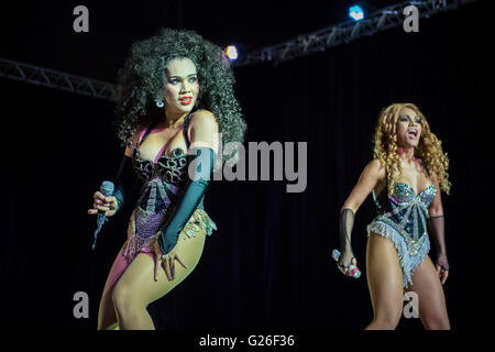 Sydney, Australia. 25 Maggio, 2016. " Ladyboy Kyrha' esegue un 'Beyoncé' omaggio durante la Thailandia Ladyboy Superstars Cabaret foto chiamata nel Cabaret Big Top di Fox Studios Credito: Hugh Peterswald/Pacific Press/Alamy Live News Foto Stock