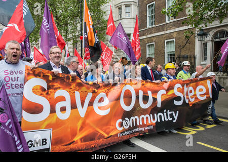 Londra, Regno Unito. 25 Maggio, 2016. Centinaia di lavoratori siderurgici marzo a Westminster per mantenere la pressione sulla Tata e il governo per salvare il Regno Unito industria siderurgica. Credito: Mark Kerrison/Alamy Live News Foto Stock