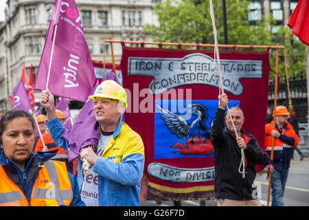 Londra, Regno Unito. 25 Maggio, 2016. Centinaia di lavoratori siderurgici marzo a Westminster per mantenere la pressione sulla Tata e il governo per salvare il Regno Unito industria siderurgica. Credito: Mark Kerrison/Alamy Live News Foto Stock