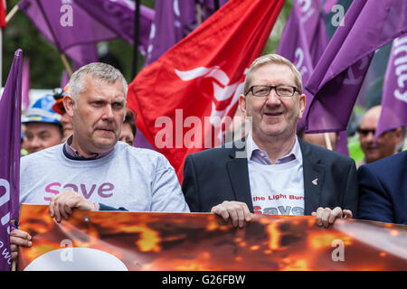 Londra, Regno Unito. 25 Maggio, 2016. Len McCluskey (r), Segretario generale di unite, si unisce a centinaia di lavoratori siderurgici marciando attraverso Westminster per mantenere la pressione sulla Tata e il governo per salvare il Regno Unito industria siderurgica. Credito: Mark Kerrison/Alamy Live News Foto Stock