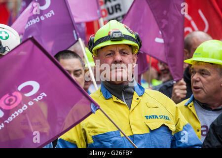 Londra, Regno Unito. 25 Maggio, 2016. Centinaia di lavoratori siderurgici marzo a Westminster per mantenere la pressione sulla Tata e il governo per salvare il Regno Unito industria siderurgica. Credito: Mark Kerrison/Alamy Live News Foto Stock