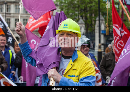 Londra, Regno Unito. 25 Maggio, 2016. Centinaia di lavoratori siderurgici marzo a Westminster per mantenere la pressione sulla Tata e il governo per salvare il Regno Unito industria siderurgica. Credito: Mark Kerrison/Alamy Live News Foto Stock