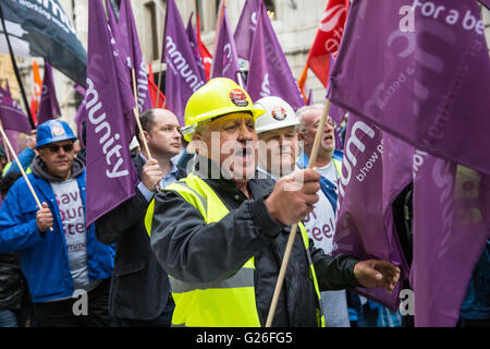 Londra, Regno Unito. 25 Maggio, 2016. Centinaia di lavoratori siderurgici marzo a Westminster per mantenere la pressione sulla Tata e il governo per salvare il Regno Unito industria siderurgica. Credito: Mark Kerrison/Alamy Live News Foto Stock