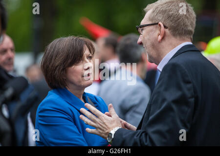 Londra, Regno Unito. 25 Maggio, 2016. Frances O'Grady, Segretario Generale della TUC e Len McCluskey, Segretario generale di unite, al di fuori del Parlamento dopo centinaia di lavoratori siderurgici hanno marciato attraverso il Westminster per mantenere la pressione sulla Tata e il governo per salvare il Regno Unito industria siderurgica. Credito: Mark Kerrison/Alamy Live News Foto Stock