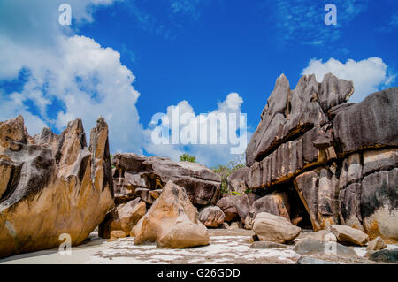 Incredibile formazione di roccia su Curieuse isola delle Seychelles Foto Stock