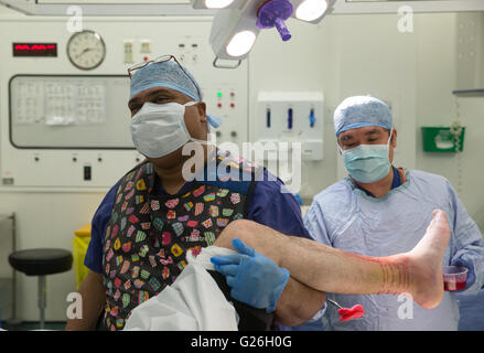 I tecnici di teatro di preparare il paziente per un'operazione Foto Stock