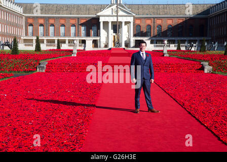 Phillip Johnson sta al 5000 Papaveri creazione che egli ha progettato al RHS Chelsea Flower Show 2016 Foto Stock