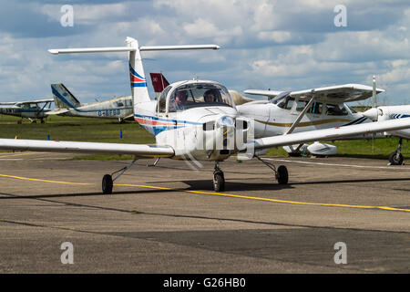 Un Piper PA-38, G-BRHR taxi dopo lo sbarco a Elstree Airfield in Hertfordshire, Regno Unito Foto Stock