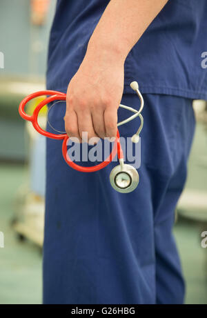 Un medico può contenere uno stetoscopio in un ospedale Foto Stock