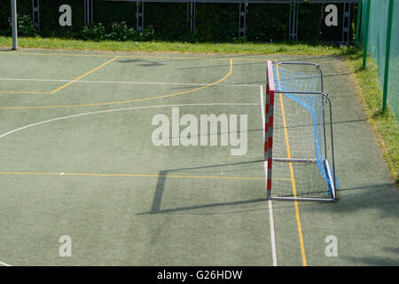Cancello sul vuoto scuola di piccolo campo di calcio Foto Stock