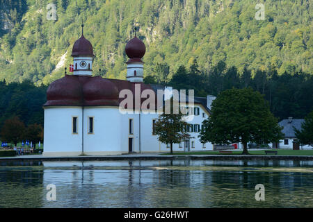 Schonau am Konigssee, Germania - 30 agosto 2015: la mattina presto a San Bartholoma chiesa al lago Koenigssee vicino a Schonau am Kon Foto Stock