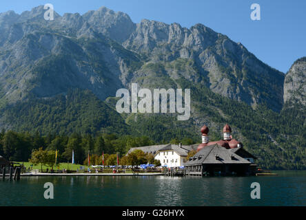 Schonau am Konigssee, Germania - 30 agosto 2015: montagne, San Bartholoma chiesa e altri edifici a lago Koenigssee nelle vicinanze Foto Stock