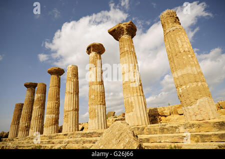 Otto Colonne del Tempio di Eracle (o tempio di Ercole), Valle dei Templi, Sicilia, Italia Foto Stock